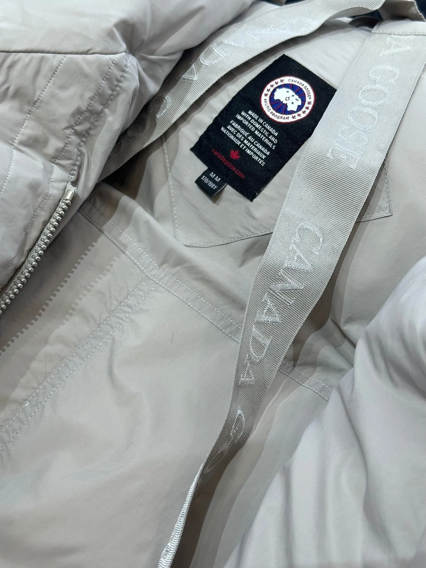 P1100 Top-quality original Canada Goose new model for autumn and winter. It is warm and has no sense of restraint. It is made of national standard 90 white duck down. It is light and elegant, giving you all-round warmth! The appearance of the upper body is more classy and stylish, allowing warmth and grace to go hand in hand. The multiple car lines on the center line are strict and symmetrical, keeping warm and waiting. The logo on the chest embellishes the whole piece! The unique taste goes deep into the bone marrow. It is age-reducing and full of warmth. It has a simple and elegant look and has the same color for men and women. Black Gray Size: XS-S M L